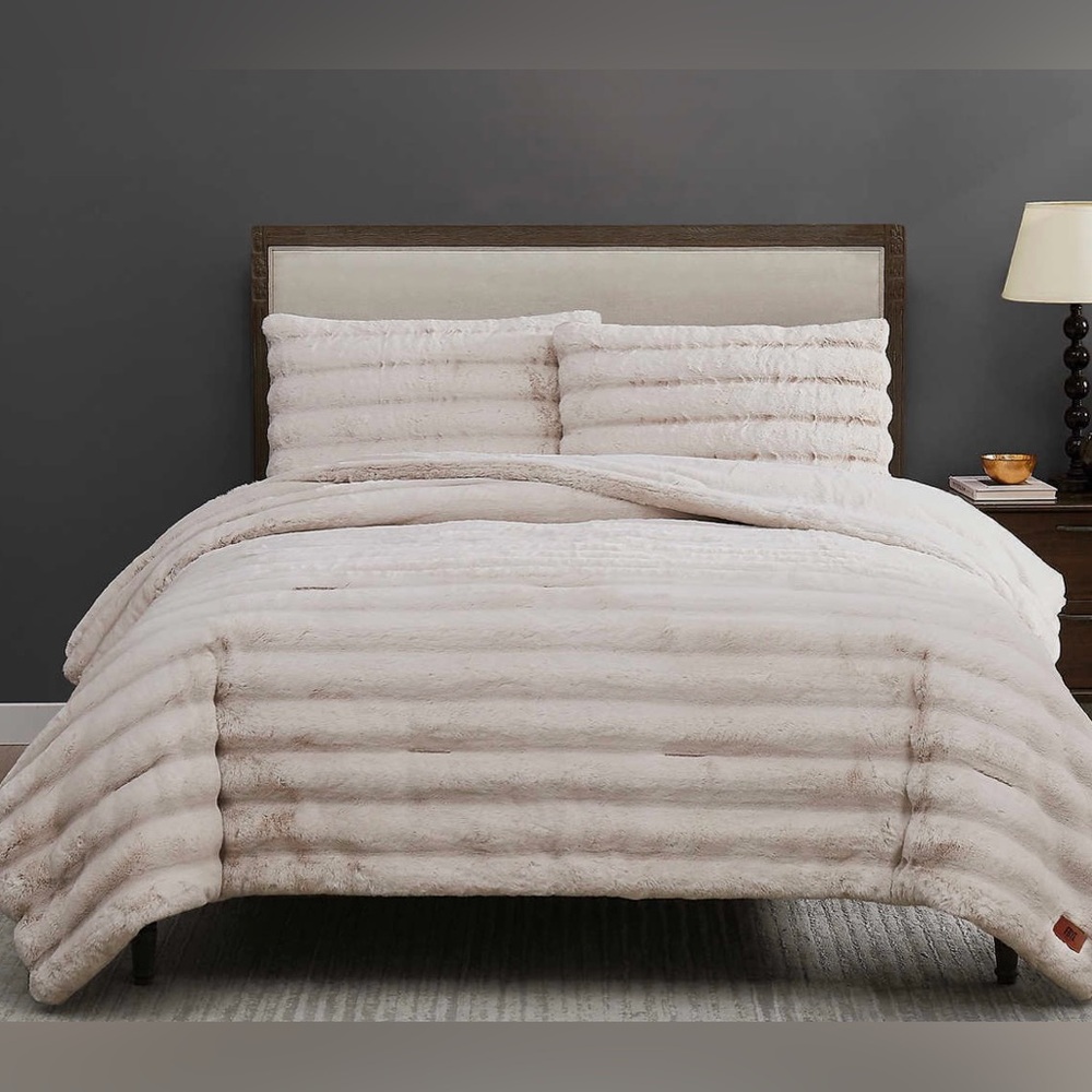 Frye Faux Fur 3 piece Queen/King 
Comforter Set
